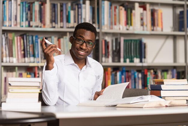 대학 도서관에서 책을 읽고 있는 아프리카 영리한 학생의 초상 얕은 피사계 심도
