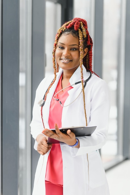 Photo portrait of african female doctor at workplace