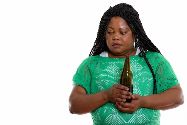 Ritratto di donna africana tenendo la bevanda