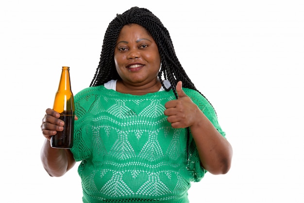飲み物を保持しているアフリカの女性の肖像画