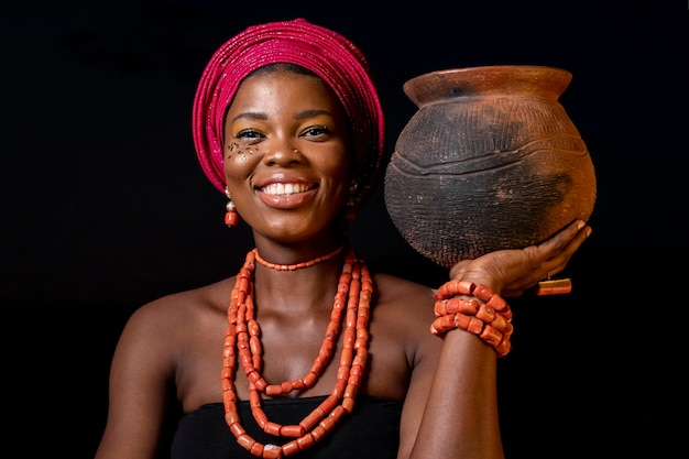 전통적인 액세서리를 착용하는 아프리카 여자의 초상화