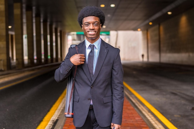 Photo portrait of an african young architect in the city