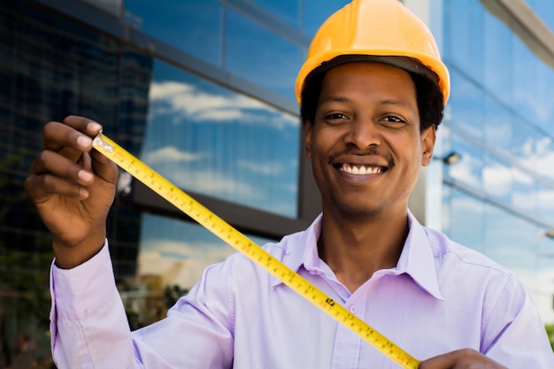 Photo portrait of afro american architect in hard hat