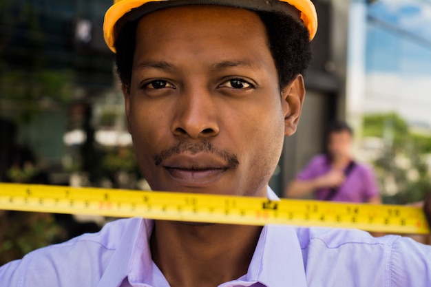 Photo portrait of afro american architect in hard hat