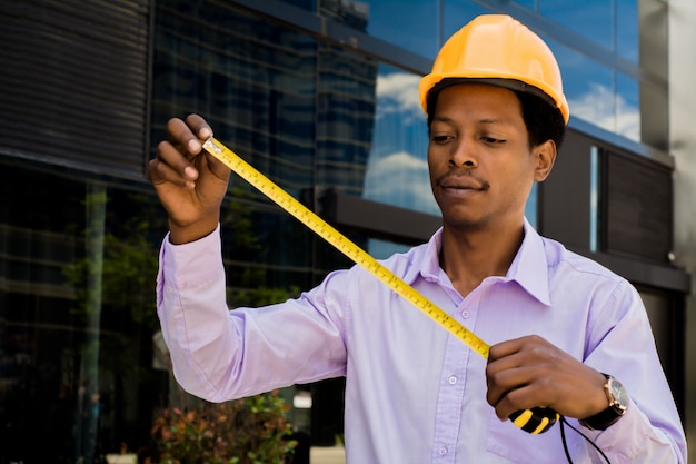 Photo portrait of afro american architect in hard hat