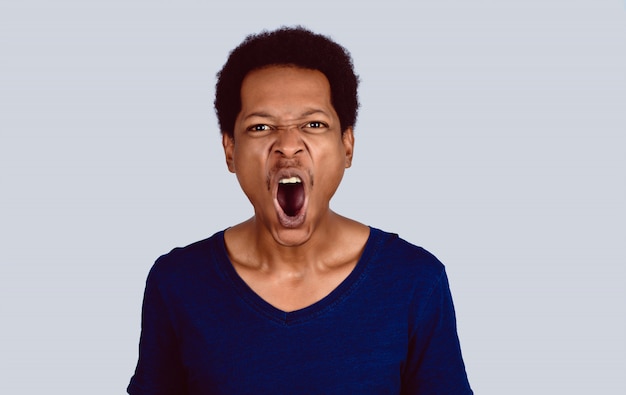 アフロアメリカンの叫び声の肖像画。
