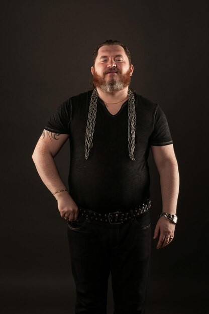 Photo portrait of aggressive man with metal chain against black background