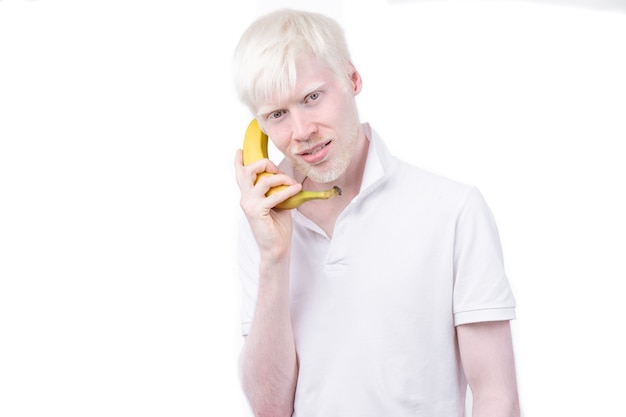 Ritratto di un uomo albino in studio vestito t-shirt isolato su uno sfondo bianco. deviazioni anormali. aspetto insolito