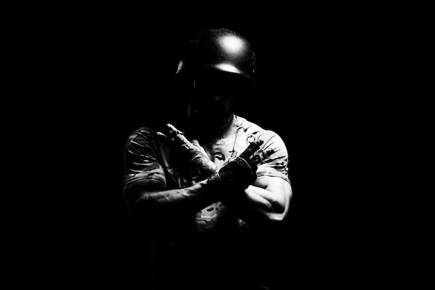 黒の背景にヘルメットを持つアメリカ海兵隊特殊作戦現代戦争兵士の肖像画