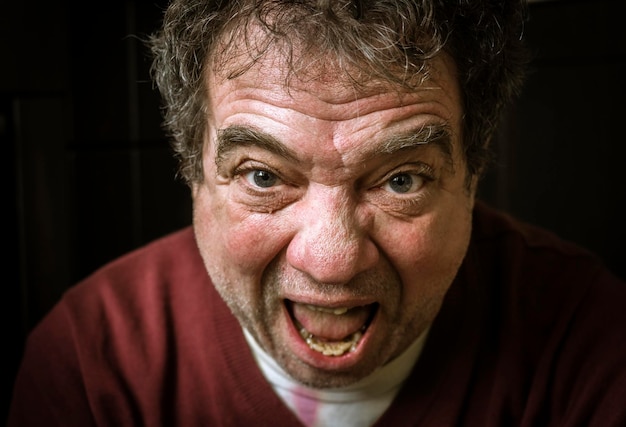 Photo portrait of angry man