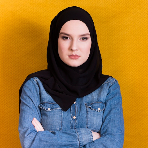 Photo portrait of an angry muslim woman with arm crossed