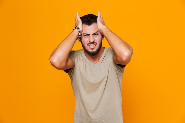 Photo portrait of an annoyed young casual man