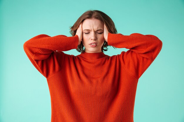 Photo portrait of an annoyed young woman