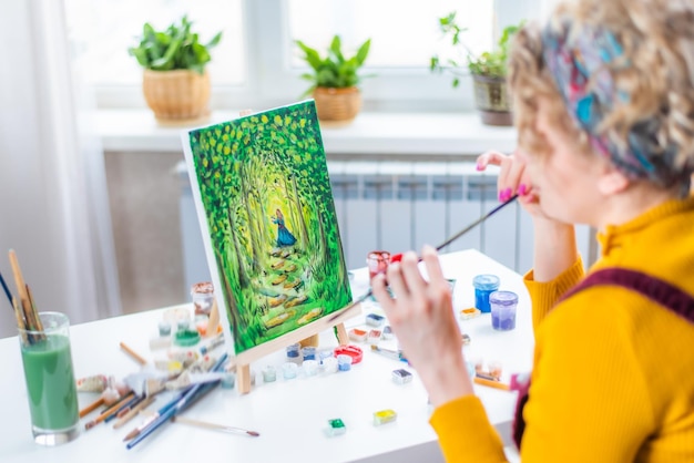 自宅で絵を描くアーティストの女の子の肖像画
