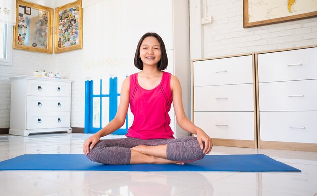 Photo portrait asain young girl doing yoga at home