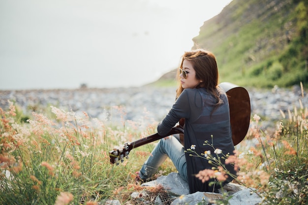 기타와 함께 세로 아시아 여성