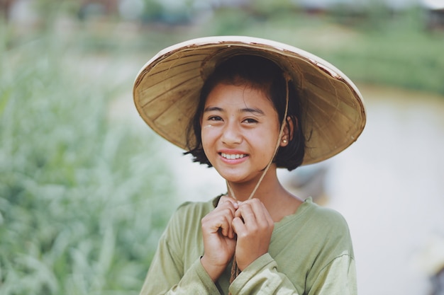 ミャンマーのアジアの美しいビルマの少女農家の肖像画