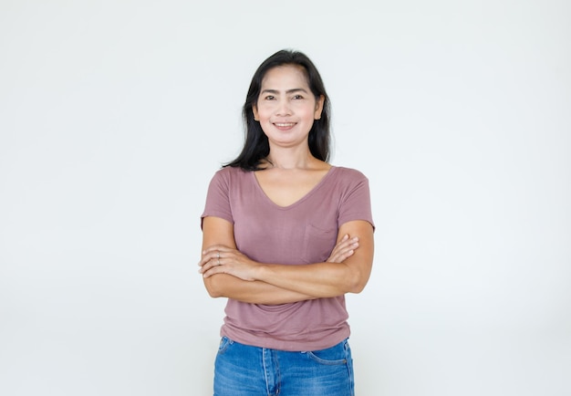 Ritratto di una bella donna asiatica che indossa una camicia casual in piedi con le braccia incrociate sorridente guarda la telecamera su sfondo bianco, spazio vuoto per copia con isolato