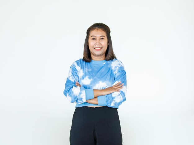 Ritratto di una bella donna asiatica che indossa una camicia casual in piedi con le braccia incrociate sorridente guarda la telecamera su sfondo bianco, spazio vuoto per copia con isolato