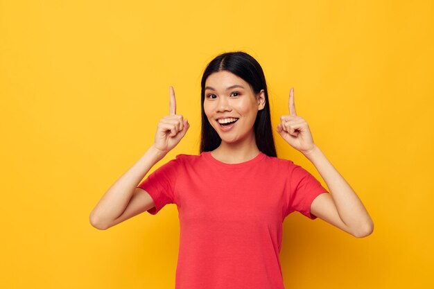 肖像画アジアの美しい若い女性の赤いTシャツは、モダンなスタイルのスタジオモデルを変更せずにポーズをとる