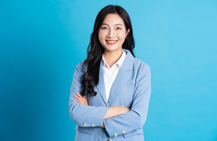 Photo 파란색 배경에 포즈 아시아 비즈니스 여자의 초상화