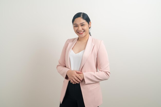 Ritratto donna d'affari asiatica con sfondo bianco