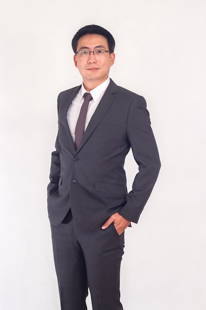 Портрет азиатского бизнесмена нося костюм куртки