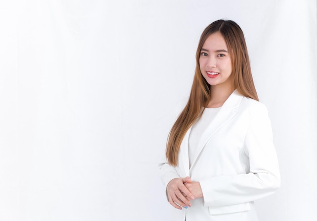 Портрет азиатской бизнес-леди в белом костюме, изолированные на белом фоне