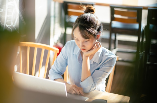 Portrait of Asian businesswoman working in a cafe