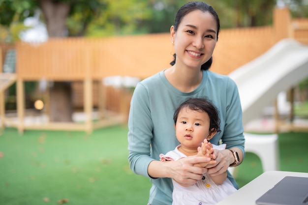 Photo portrait of asian daughter with mother in the park