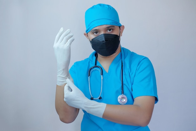Портрет азиатского доктора в перчатках