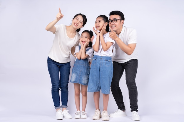 Ritratto di famiglia asiatica su sfondo bianco