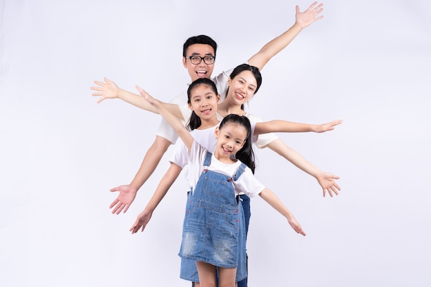 Портрет азиатской семьи на белом фоне