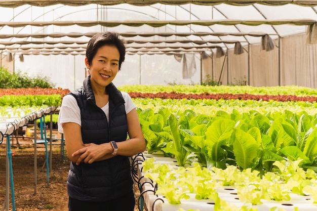 수경 농장에 서 있는 아시아 농부 여자의 초상화