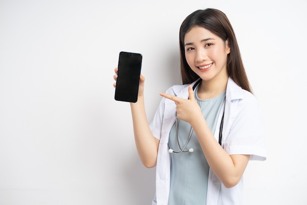 Medico femminile asiatico del ritratto che tiene il telefono in mano