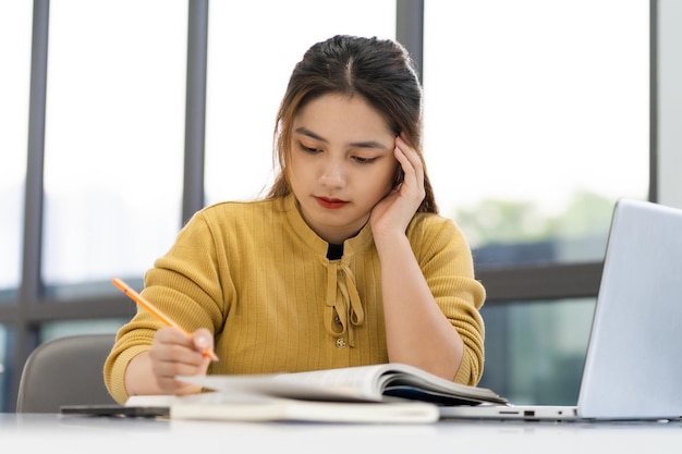 大学図書館で勉強しているアジアの女子学生の肖像画