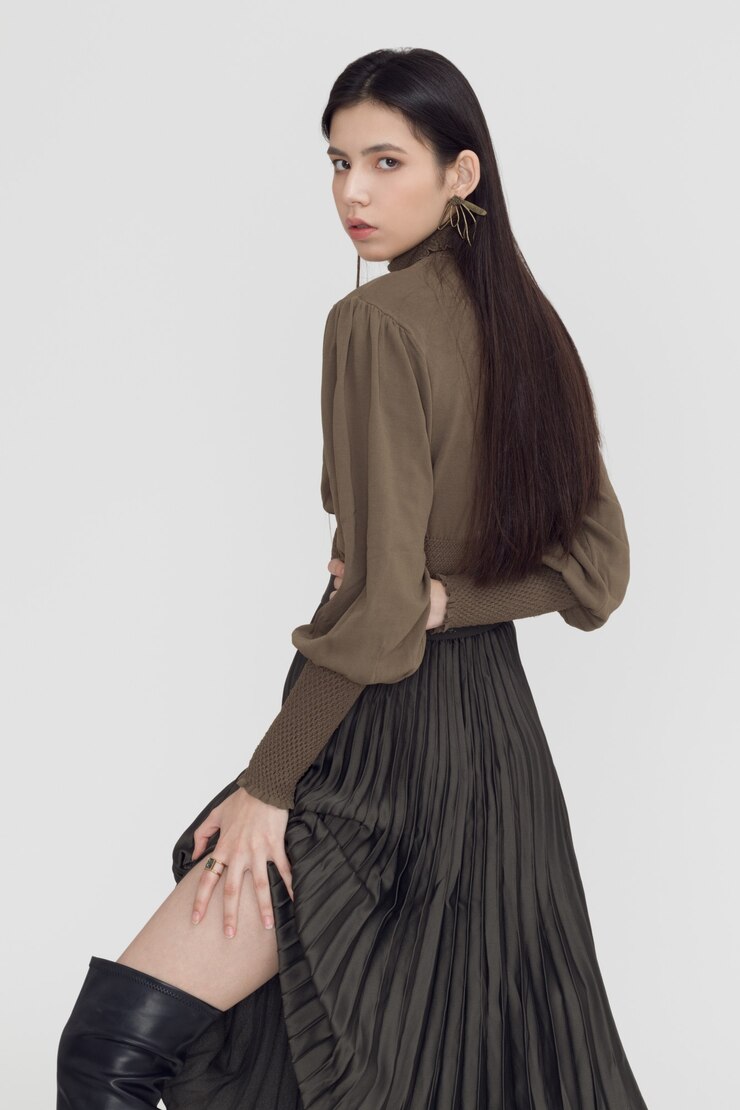 Photo 아시아 여자의 초상화는 흰색에 가까이