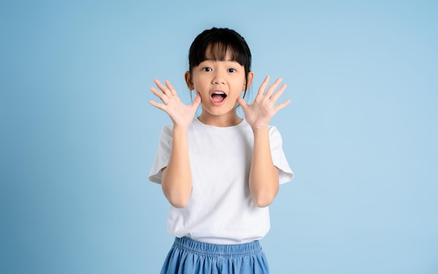 Портрет азиатской девушки на синем фоне