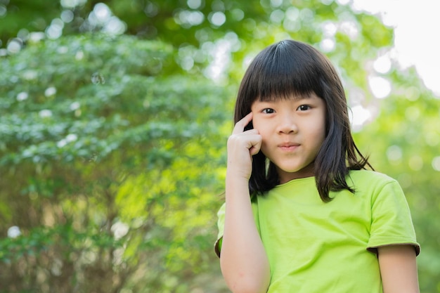 肖像画アジアの子供の子供は、女の子がkidxAを考えて笑っているのを楽しんで幸せです