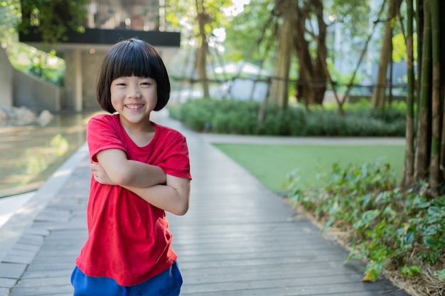 肖像画アジアの子供、子供が楽しんで幸せな、小さな女の子