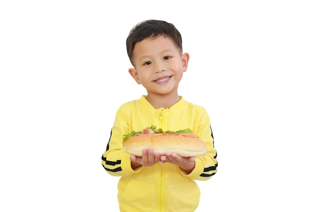 クリッピングパスと白い背景で隔離ホットドッグを食べる肖像画アジアの小さな男の子