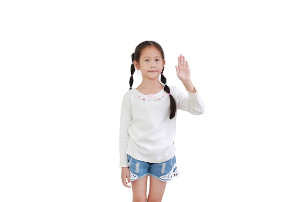 肖像画アジアの小さな子供の女の子は白で隔離の手のひらの手を示しています