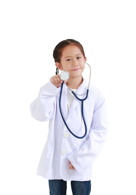 白い背景で隔離の医師の制服を着ている間聴診器を持つ肖像画アジアの小さな子供の女の子