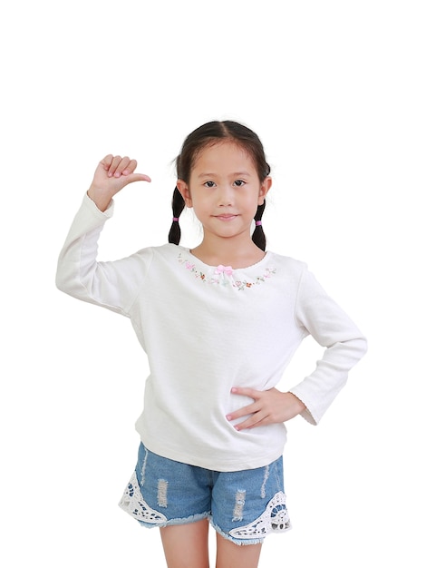 Портрет азиатского маленького ребенка, показывающего знак пальца большого пальца