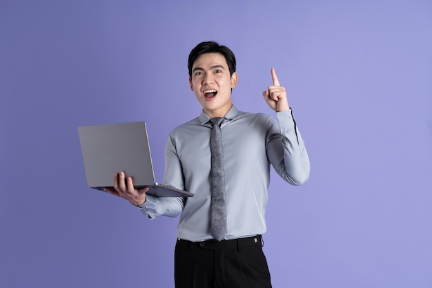 紫色の背景にポーズをとっているアジア人男性ビジネスマンの肖像画