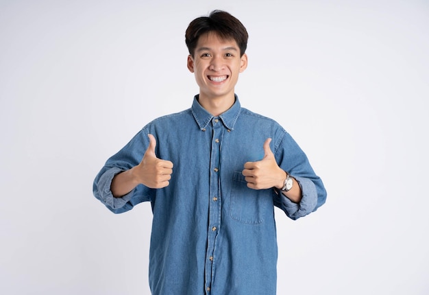 白い背景にポーズをとるアジア人男性の肖像画
