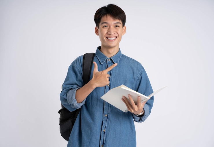 Photo portrait of asian male student posing on white background