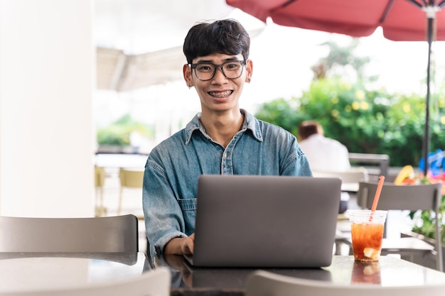 Портрет азиатского студента, сидящего в кафе