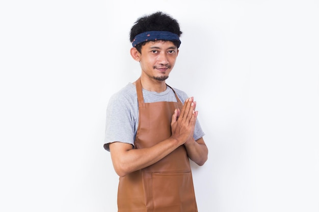 Портрет азиатский мужчина бариста официантка приветствует гостей жест изолирован на белом фоне