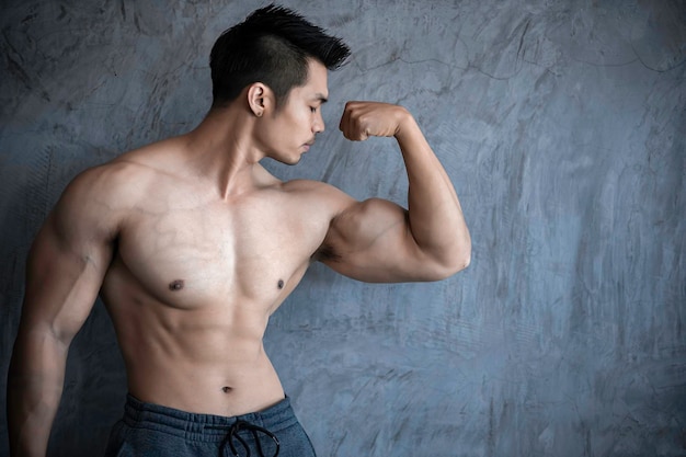 Портрет азиатского мужчины с большими мышцами в тренажерном залеТаиландцыТренировка для хорошего здоровьяТренировка веса телаФитнес в тренажерном зале